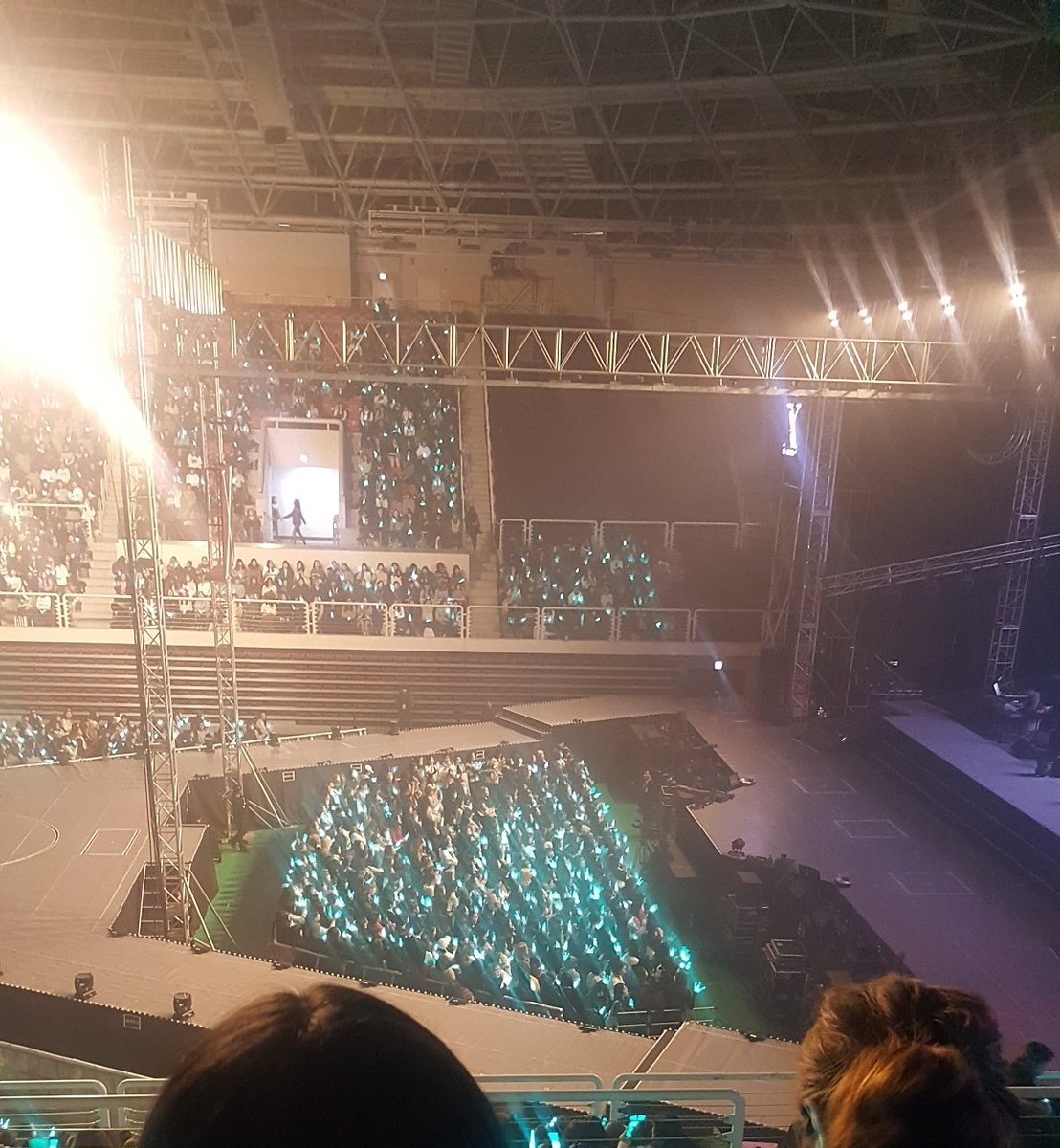 by_beep's tweet photo. 16년 12월에 화정 체육관에서 열린 종현 솔로 콘서트 좌석에서 본 스탠딩 광경 ㅋㅋㅋㅋㅋㅋㅋㅋㅋ난 저렇게 정갈한 콘서트 스탠딩을 본 적이 없어,, https://t.co/UueSAjYojW