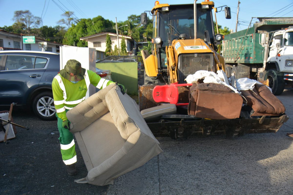 AAUD_Panama's tweet photo. Colchones, refrigeradoras, mesas, restos de madera, entre otros enseres, es lo que se recolecta en el sector de #ParqueLefevre; además, el personal de Proyectos Especiales de la AAUD, procedió a realizar barrido, corte de grama y fumigación. 

#SomosAAUD por #UnPanamáMejor https://t.co/1qSPntz0yg