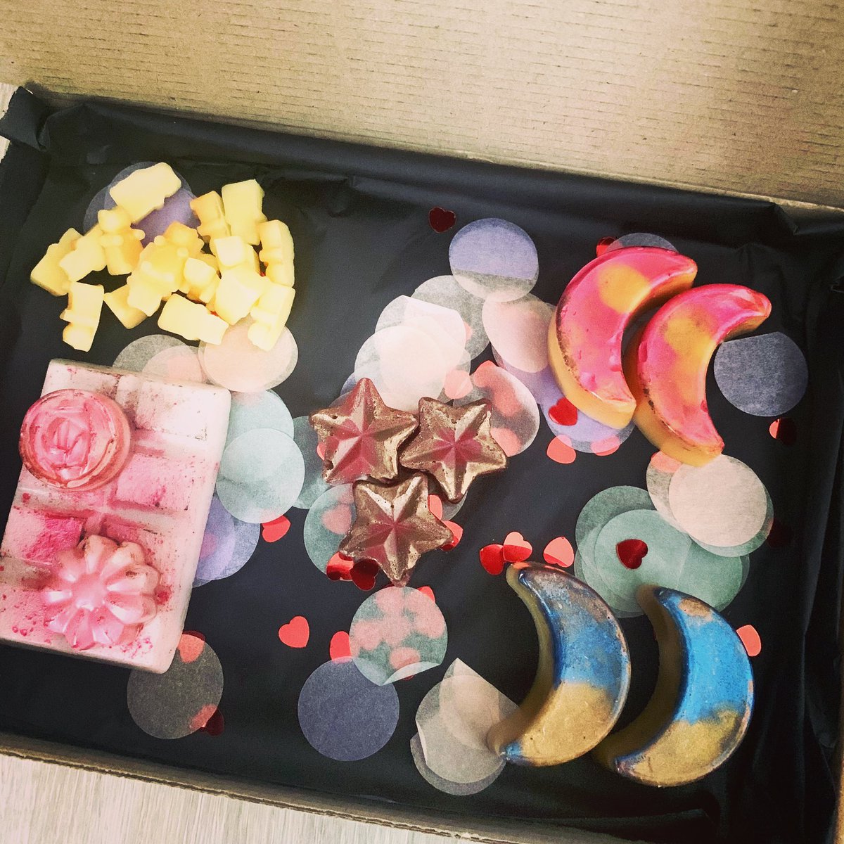 Hollipop0108's tweet photo. Free delivery over £5 spend available now! New shapes and scents also on the site -https://t.co/MAp7YTFwlW 💕 https://t.co/Cq9f2wy1E7