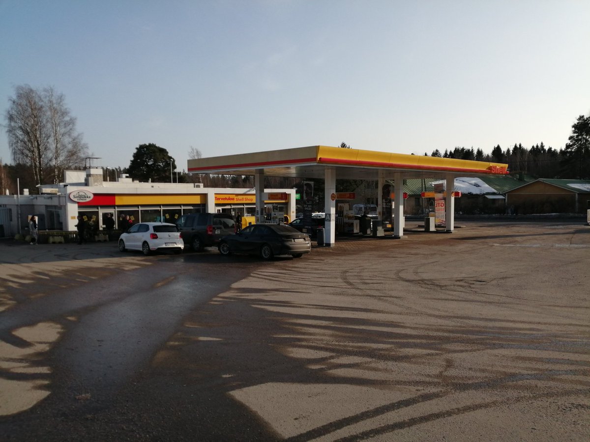 Joht_Kotiniemi's tweet photo. Voi voi ajomiehet @MJSaarelainen, @theFieni, @jarvansalo, @Jrvinen_J & @KosonenTimo... Se on nyt viimeistä päivää auki. 😭😭
Mutta ilmaiset kahvit ja kolme autopesua yhden hinnalla.
#Shell #ShellienMies #TunnistaShell #TosiHelppo https://t.co/LvF9OJciEv