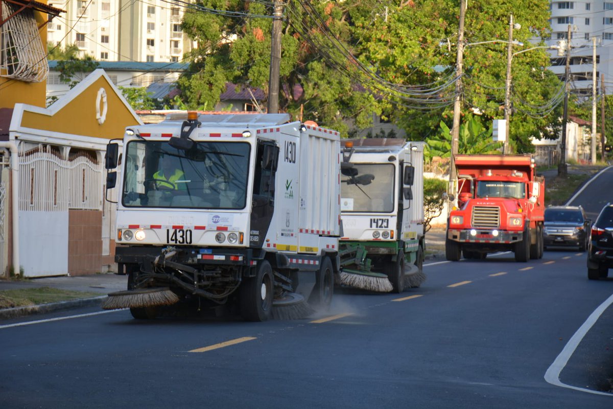 AAUD_Panama's tweet photo. Volanteo de bolsas biodegradables por parte de nuestro Departamento de Fomento y Promoción en el #OperativoDeLimpieza y enseres en #ParqueLefevre, con el objetivo de que los conductores realicen una correcta disposición de sus desechos y mascarillas.
Trabajando por #UnPanamáMejor https://t.co/jxULlxhOZx