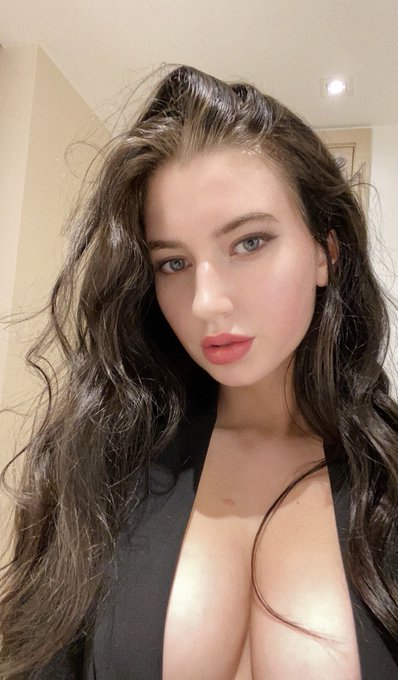 Eyes up here 😉 https://t.co/RINcZaeOg0