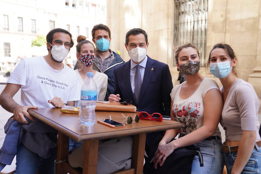 Mucha suerte a los andaluces que os presentáis al examen #MIR2021 y otras pruebas de formación sanitaria especializada! Me he encontrado con algunos de vosotros estos días y es un orgullo ver las ganas que tenéis de aportar vuestro talento a la Sanidad pública. Confianza!