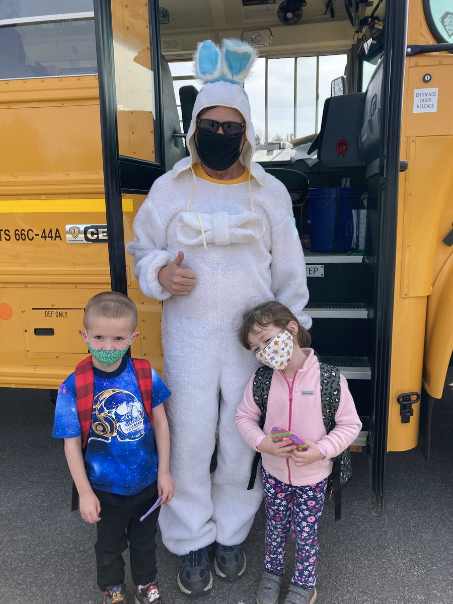 NHPreK's tweet photo. How awesome is this bus driver? #PreK https://t.co/w3a99cMvCz