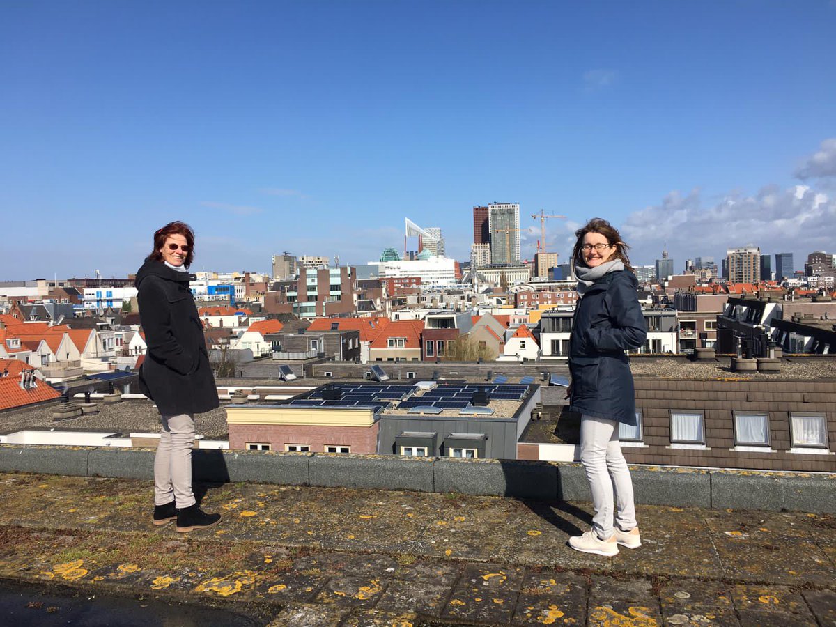 Bezoek op ons dak! Enthousiastelingen bekijken waar de EnergieKas moet komen te staan tijdens de Stadsnatuurdagen van <a href="/HetOudeCentrum/">Wijkorganisatie Het Oude Centrum</a> in #denhaag ! #stadslandbouw