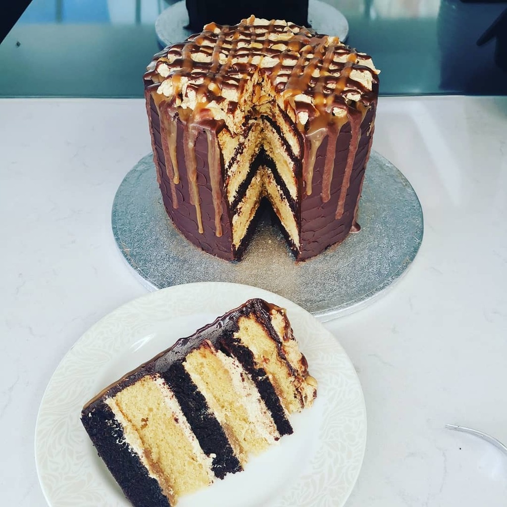 Harjg1's tweet photo. For a lady who eats half a snack size snickers bar thought the only way to celebrate a birthday would be with this gigantic cake 😂 This snickers cake is made up of chocolate sponge, peanut sponge, peanut butter buttercream, caramel, peanut nougat whi… https://t.co/Ijw5vOGN9d https://t.co/gY5mLnbZEd