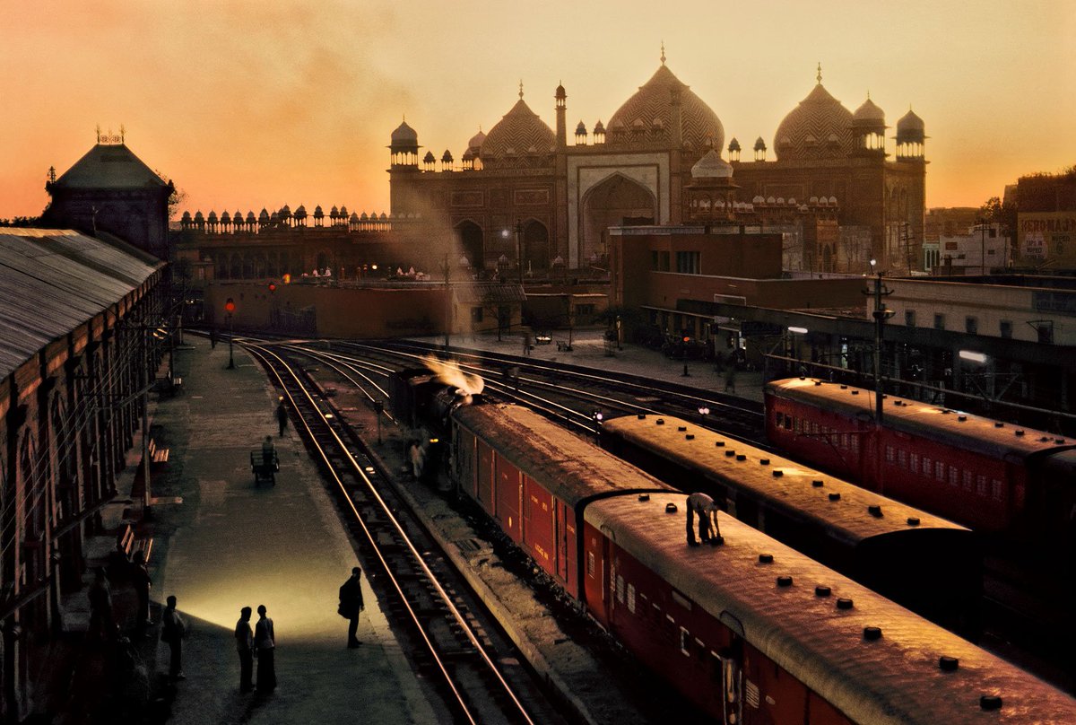 mrfidalgo's tweet photo. Steve McCurry’s journeys on the Indian railways
“The station is a theatre, and everything imaginable happens on its stage. There is nothing the trains haven’t observed.” 
© Steve McCurry
#Photography @McCurryStudios
https://t.co/OMtO6go1ME @indep_photo https://t.co/2UOKIgbAWj