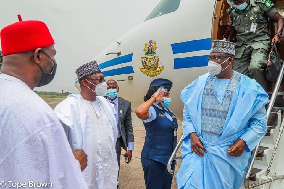 MahmudB22503264's tweet photo. Earlier today, President of the Senate, His Excellency, Ahmad Ibrahim Lawan arrived the Akanu Ibiam International Airport, Enugu enroute Nkalagu town in Isielu Local Govt Area of Ebonyi State, for the burial ceremony of Late Chief Ogbaoku Odo, father of Senator Obinna Ogba. https://t.co/qv1hTGrnNJ