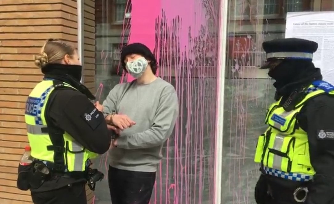 ⚠Two #ScientistRebellion activists have just been arrested at @NewsCorp London for action against the Murdoch media. ⚠

@MikeLW90 threw paint at the building while leading conservationist Dr. @CharlieJGardner stuck scientific literature to the facade. 

facebook.com/ScientistRebel…