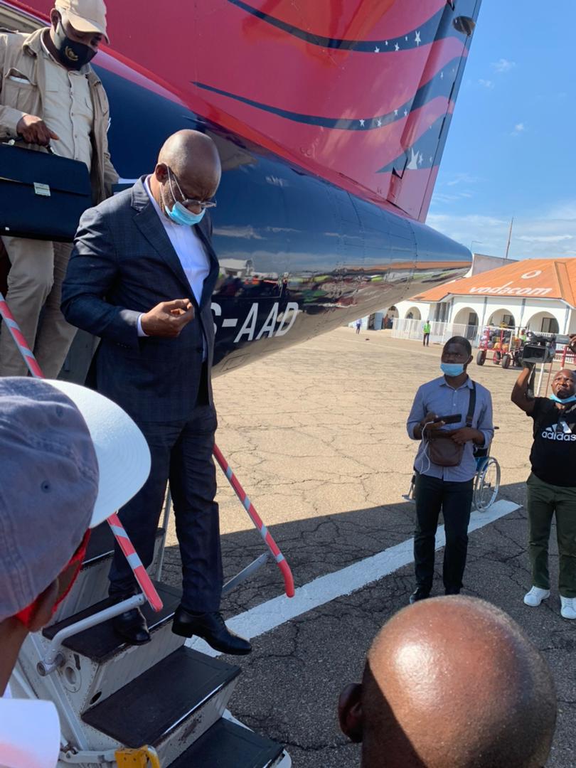 MinITP_RDC's tweet photo. #RDC Le Vice-Premier Ministre, Ministre des Infrastructures et Travaux Publics, Willy #Ngoopos vient d'arriver à #Mbujimayi ce samedi 27 mars 2021 pour le lancement des travaux liés au projet Tshilejelu. Il a été accueilli à sa descente d'avion par le Gouverneur @MawejaMuteba. https://t.co/5caI4vL5Q1