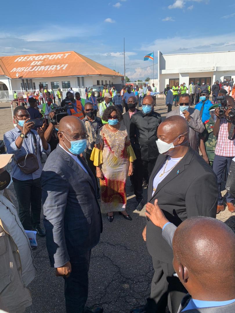 MinITP_RDC's tweet photo. #RDC Le Vice-Premier Ministre, Ministre des Infrastructures et Travaux Publics, Willy #Ngoopos vient d'arriver à #Mbujimayi ce samedi 27 mars 2021 pour le lancement des travaux liés au projet Tshilejelu. Il a été accueilli à sa descente d'avion par le Gouverneur @MawejaMuteba. https://t.co/5caI4vL5Q1