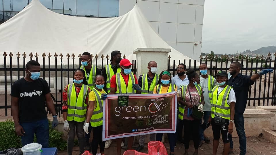 iamohanyere's tweet photo. It was fun today cleaning up the city of Enugu and raising awareness on good recycling practices in commemoration of the #GlobalRecyclingDay. The youths are saying Enugu must be green. @GREN_042 @eet_foundation @iSERVE2050 @Share_Your_Self @sharon_ikeazor @SeanMelbourne2 https://t.co/1lRVfqboB4