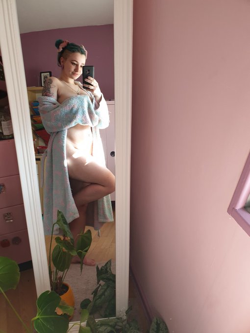 🌿 Je me trouvais tellement mimi apr&egrave;s la douche que je vous ai fait quelques photos et une video🌿  🌿<a href="/tag/unesemaineuntheme"class="tags"><span>#unesemaineuntheme</span></a>