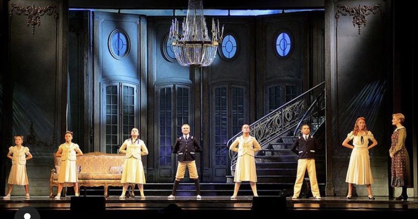 Robyn_Ashwood's tweet photo. #HAPPYWORLDTHEATREDAY can’t wait for theatres to reopen! Miss these Lovely people ♥️ https://t.co/NFaNKDZ551