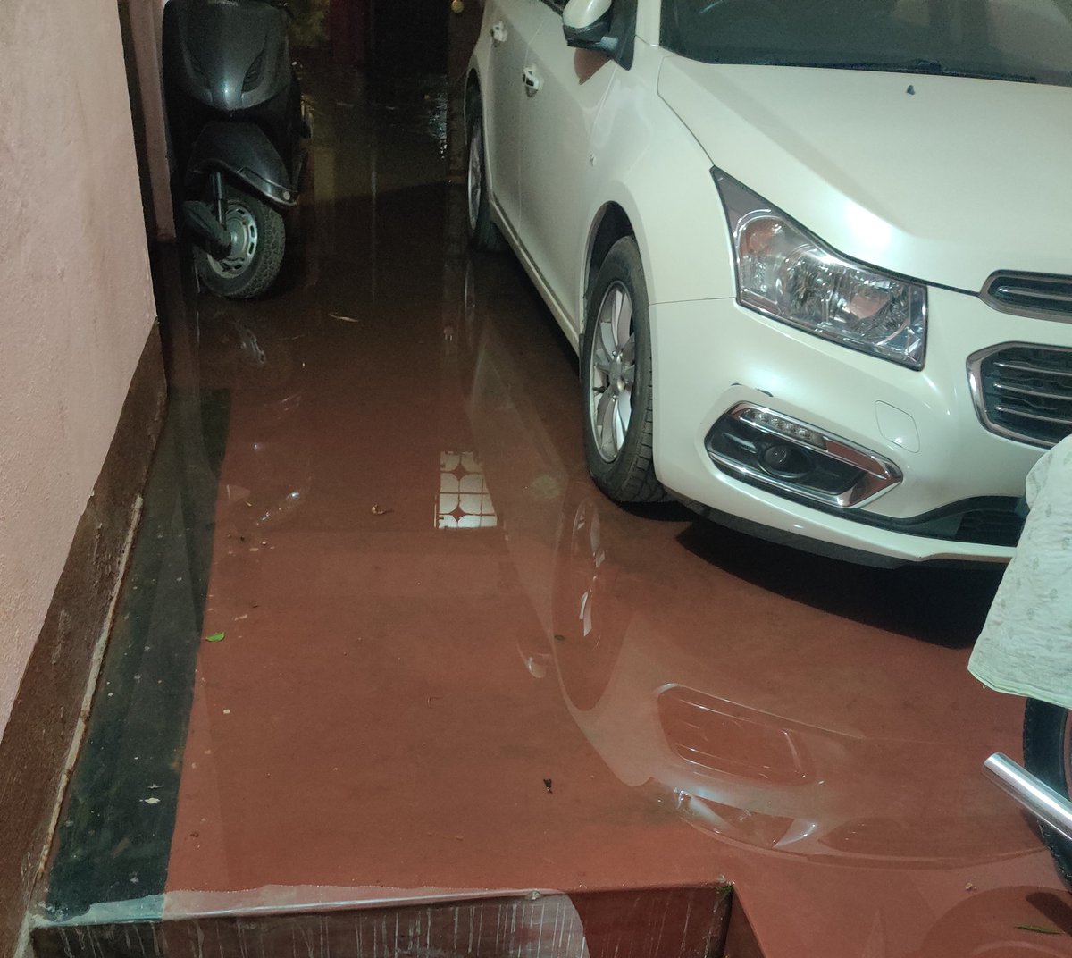 deepayanp's tweet photo. @CMCCuttack @AnanyaDasIAS @CMO_Odisha 
@MoSarkar5T 
@CuttackDM
This is the condition of the house just infront of "I ❤️ Cuttack", Jobra. With Such a little shower this is the condition. Rainy seasons are ahead. Please take urgent steps to prevent water logging. https://t.co/f14fHK3fCt