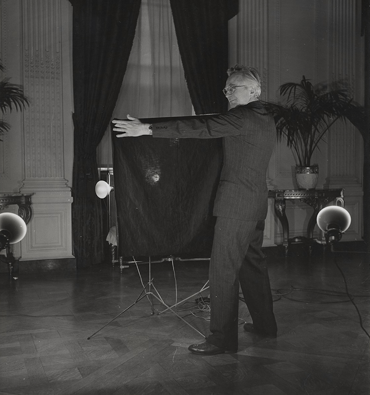 ImageCentreTO's tweet photo. Happy birthday to renowned photographer and curator Edward Steichen, born #onthisday in 1879. 🎈

📷 Walter Sanders, [Col. Steichen, the famous photographer, "taking" pictures in the White House, Washington, D.C.], 1940, gelatin silver print. Black Star Collection #RICcollections https://t.co/9idBqNqWXx