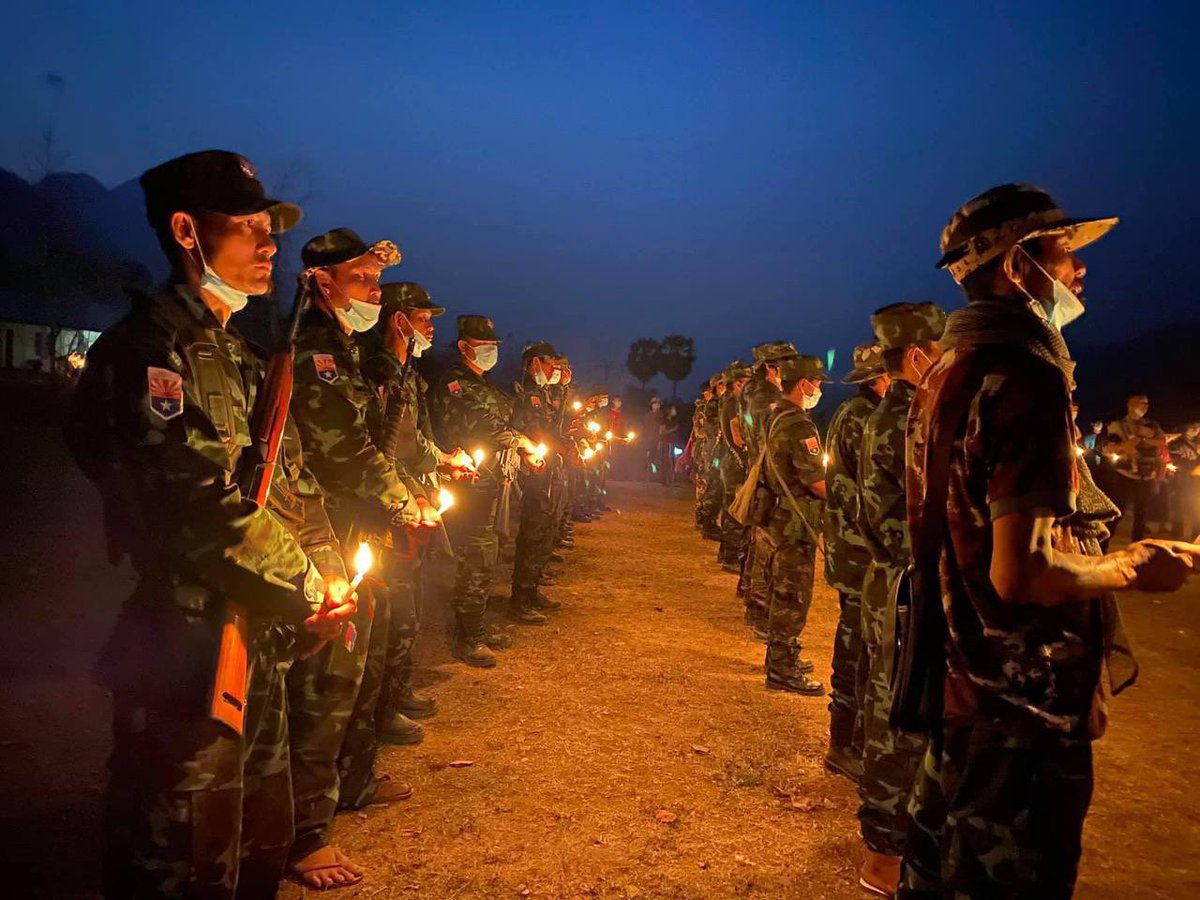 Karen people and KNU soldiers sending prayers to all the fallen heros of today's #AntiFascistRevolution2021.
ANTIFASCIST REVOLUTION
#Mar27Coup 
#WhatsHappeningInMyanmar