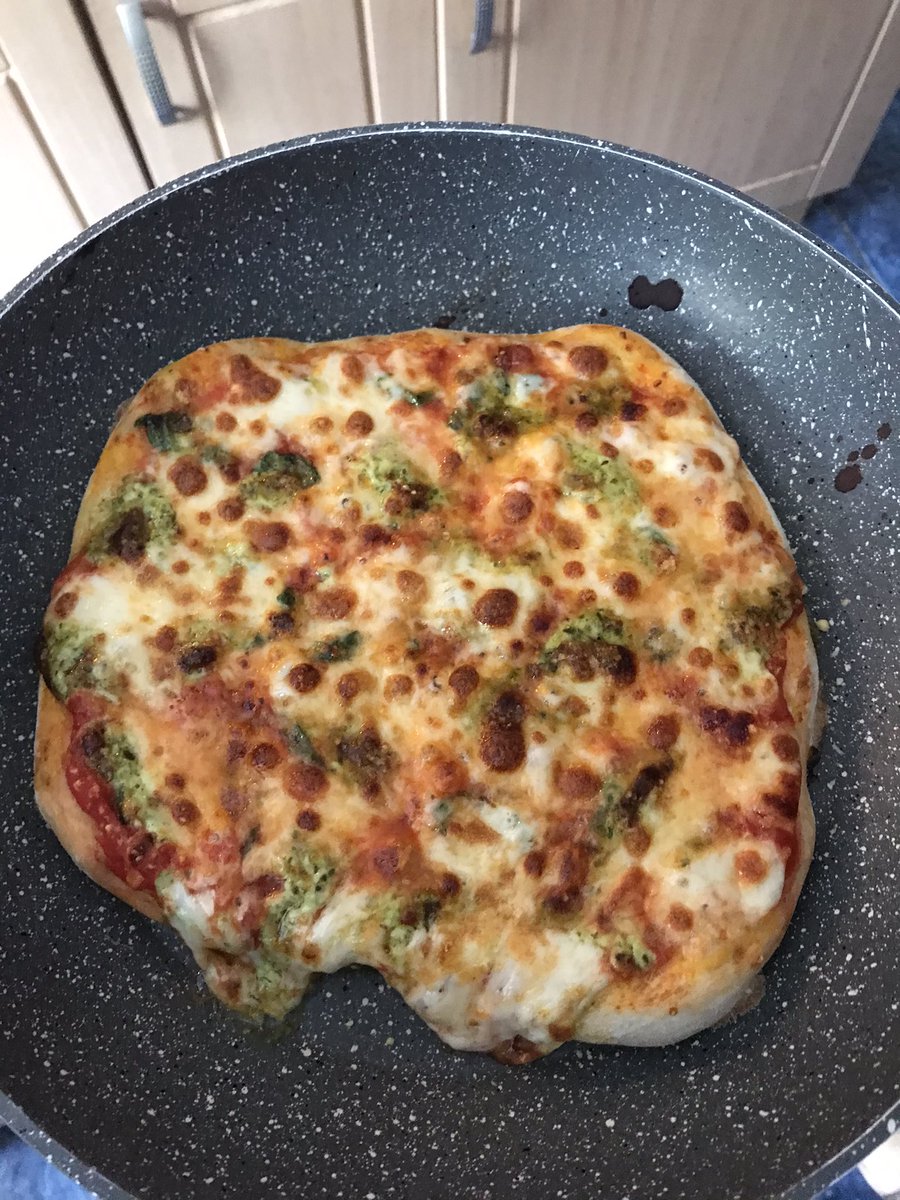 graemehackland's tweet photo. Weβre ready for the first qualifying of the new season! Thanks @WilliamsRacing and @pizzapilgrims for our #pizzainthepost https://t.co/1Ymo1gbHUE