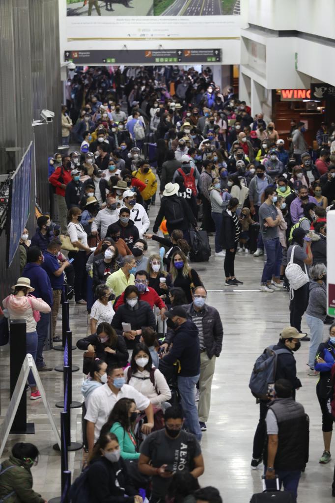 lajornadaonline's tweet photo. #DíaEnImágenes Desde temprano, cientos de personas realizan filas para tomar vuelos en el @AICM_mx, con motivo de las #vacaciones de #SemanaSanta. 

📷 Fotos: Yazmín Ortega Cortés https://t.co/aYS7gAzhvz