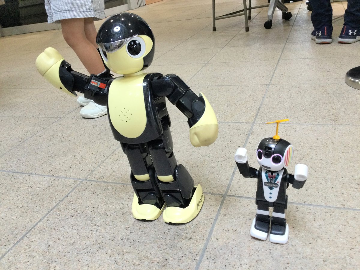 wodu_robot's tweet photo. ⑬ふとエントランスを見ると、MANOI PFがゲリラ（？）パフォーマンスしてる！　ロボットゆうえんちさんだ！（゜Ｏ゜）
ステージでラジオ体操してる以外のマノイ久し振りに見た（苦笑）。もう15年前のロボだケド、大事にメンテして活躍させているとのコトでした＾＾
#瀬戸蔵ロボット博 #MANOI #ロボホン https://t.co/U65ujnXisX