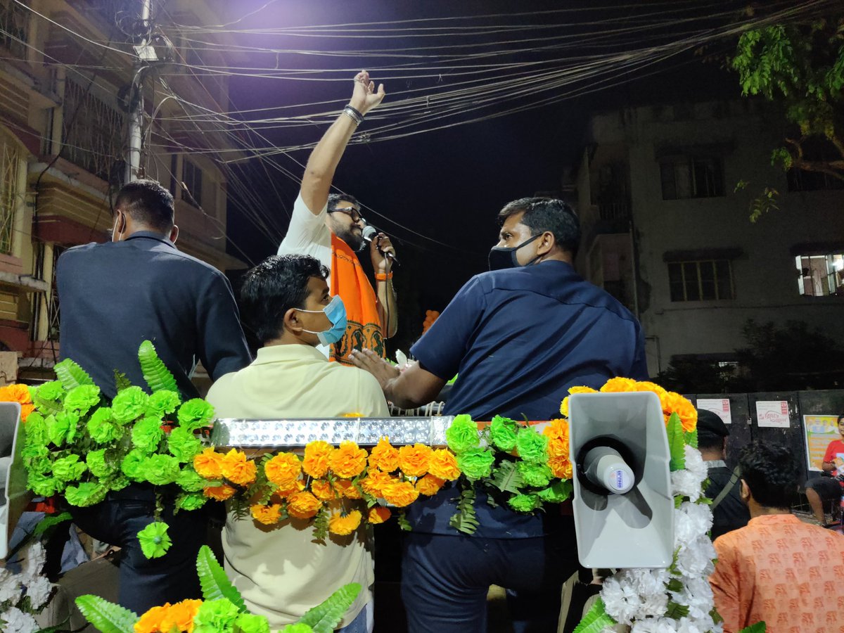 SuPriyoBabul's tweet photo. Enthralled by the energy and love shown by the people during today's roadshow at Garia, Tollygunge Vidhansabha. #AmarVoteBJPKe @BJP4Bengal @BJYMinWB https://t.co/ENYFk0cgGE