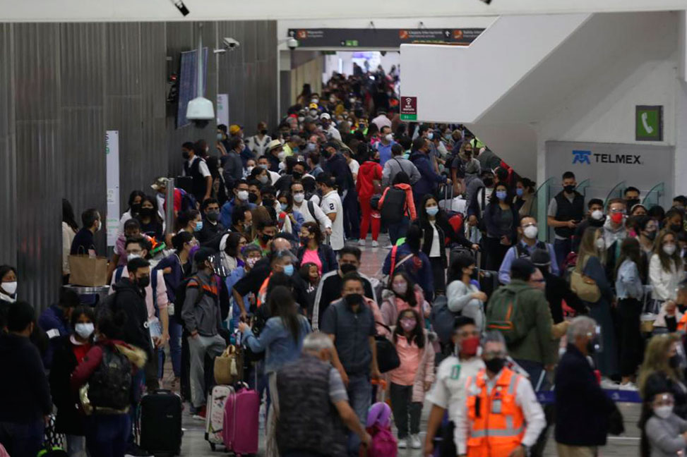 lajornadaonline's tweet photo. #DíaEnImágenes Desde temprano, cientos de personas realizan filas para tomar vuelos en el @AICM_mx, con motivo de las #vacaciones de #SemanaSanta. 

📷 Fotos: Yazmín Ortega Cortés https://t.co/aYS7gAzhvz
