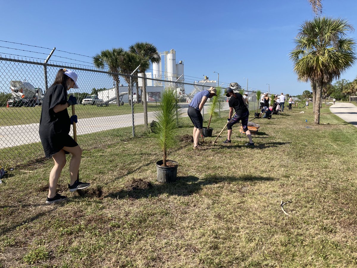 OrangeCoParksFL's tweet photo. Thanks to all the volunteers who came out to plant these 85 pines and oaks along @OrangeCoParksFL’s #CadyWayTrail this morning! https://t.co/aGkk8QNWHu