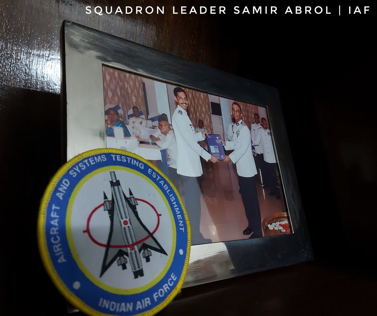 बहती हवा सा था वो 
               उड़ती पतंग सा था वो 
                कहाँ गया.. उसे ढूँढो

#KnowYourHeroes 
#VeerYatra 
#lostpilots 
<a href="/IAF_MCC/">Indian Air Force</a>