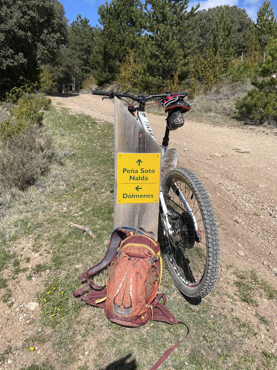 epuyuelo1973's tweet photo. Mañana primaveral, que me lleva a cuatro caminos por Nalda, de ahí a Clavijo #EscolapiasSotillo #30diasenbiciLogrono #30diaenbici https://t.co/LiK3GMtQ6p