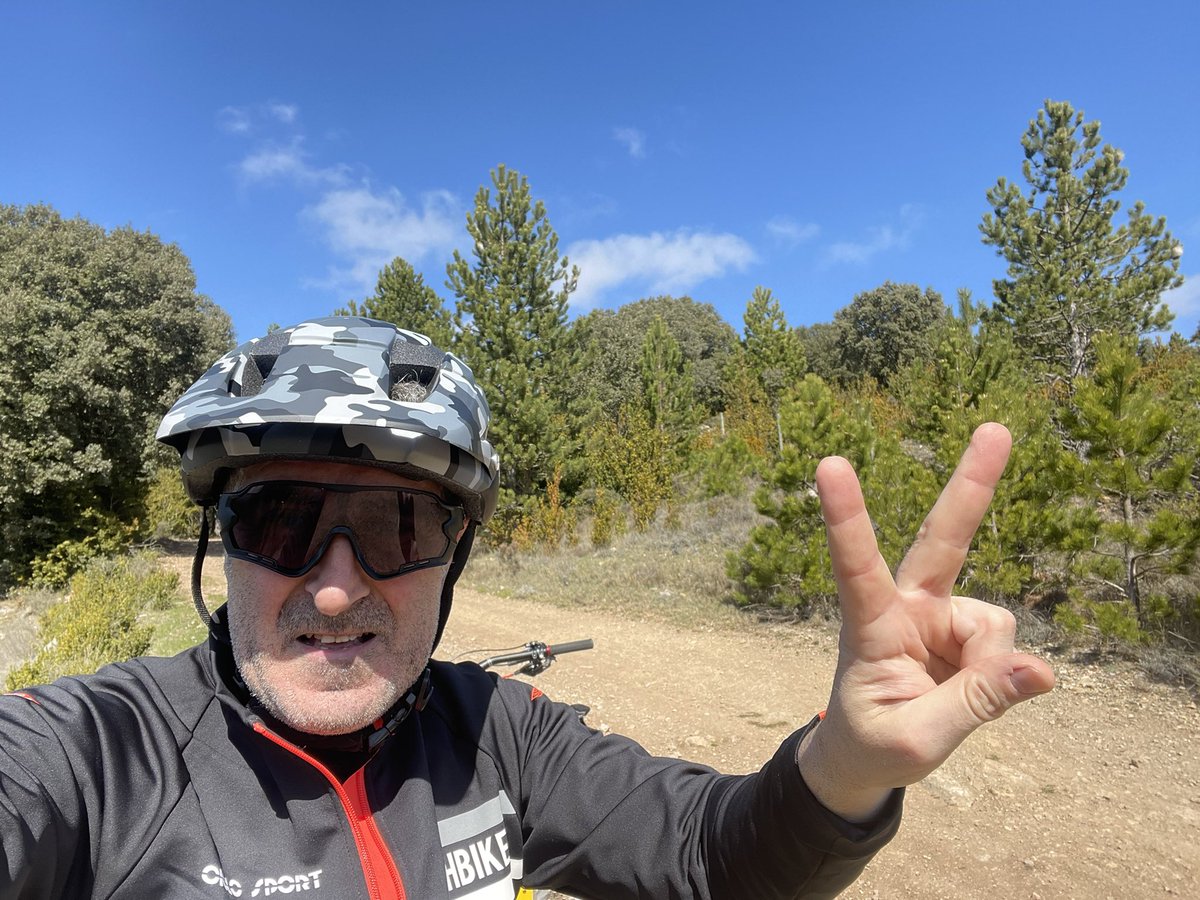 epuyuelo1973's tweet photo. Mañana primaveral, que me lleva a cuatro caminos por Nalda, de ahí a Clavijo #EscolapiasSotillo #30diasenbiciLogrono #30diaenbici https://t.co/LiK3GMtQ6p