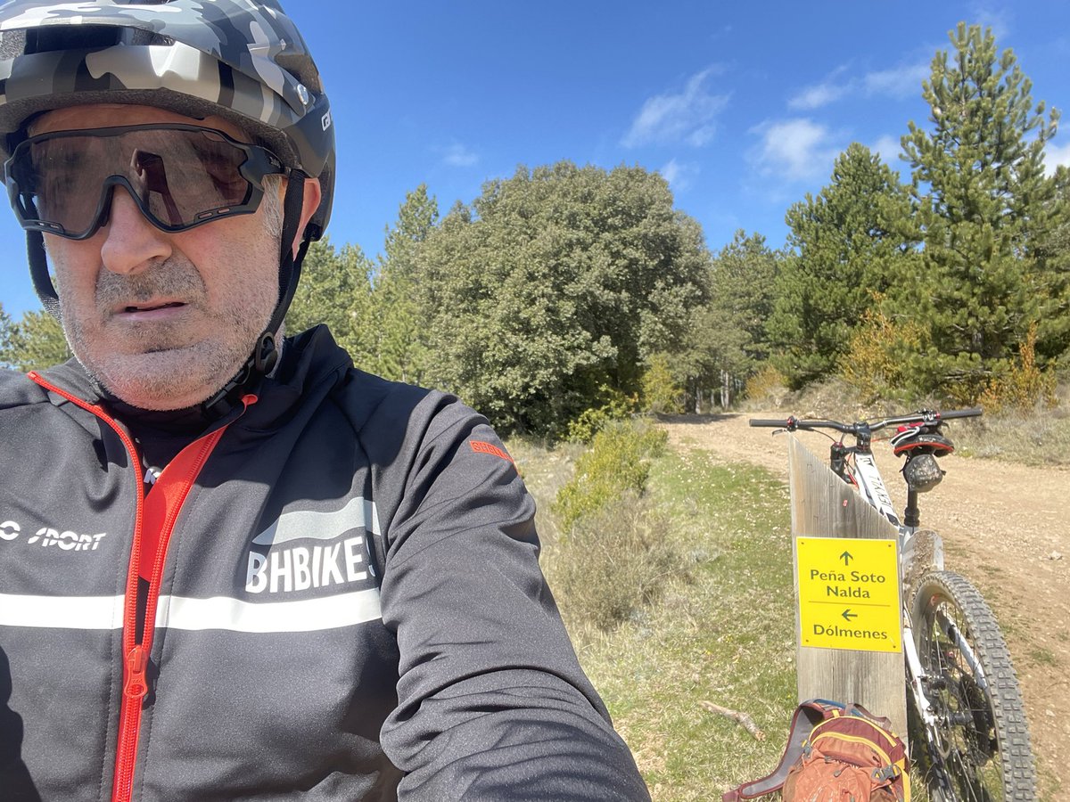 epuyuelo1973's tweet photo. Mañana primaveral, que me lleva a cuatro caminos por Nalda, de ahí a Clavijo #EscolapiasSotillo #30diasenbiciLogrono #30diaenbici https://t.co/LiK3GMtQ6p
