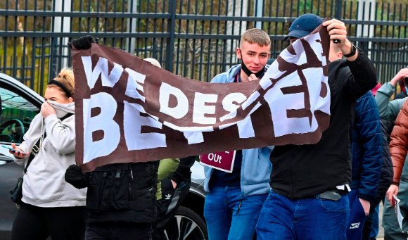 WeAreScottishFB's tweet image. Over 100 people outside Tynecastle #neilsonout #Budgeout