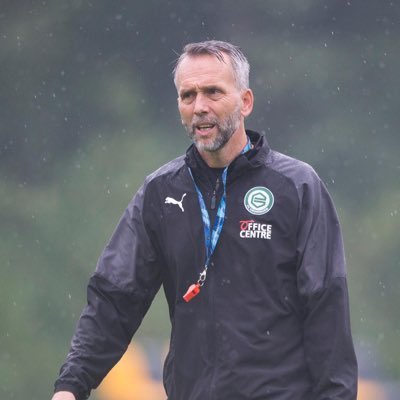 Eddyvy's tweet photo. Veel mensen hadden het goed geraden!! Morgen om 15:00 uur zal de loting gedaan worden door Adrie Poldervaart! Assistent trainer bij FC Groningen! De loting is live op YouTube https://t.co/oXzyu6FKMU #u17elitetoernooi #grootelindt #voetbal @vvGrooteLindt @Voetbalr https://t.co/PHOkZSDF6H