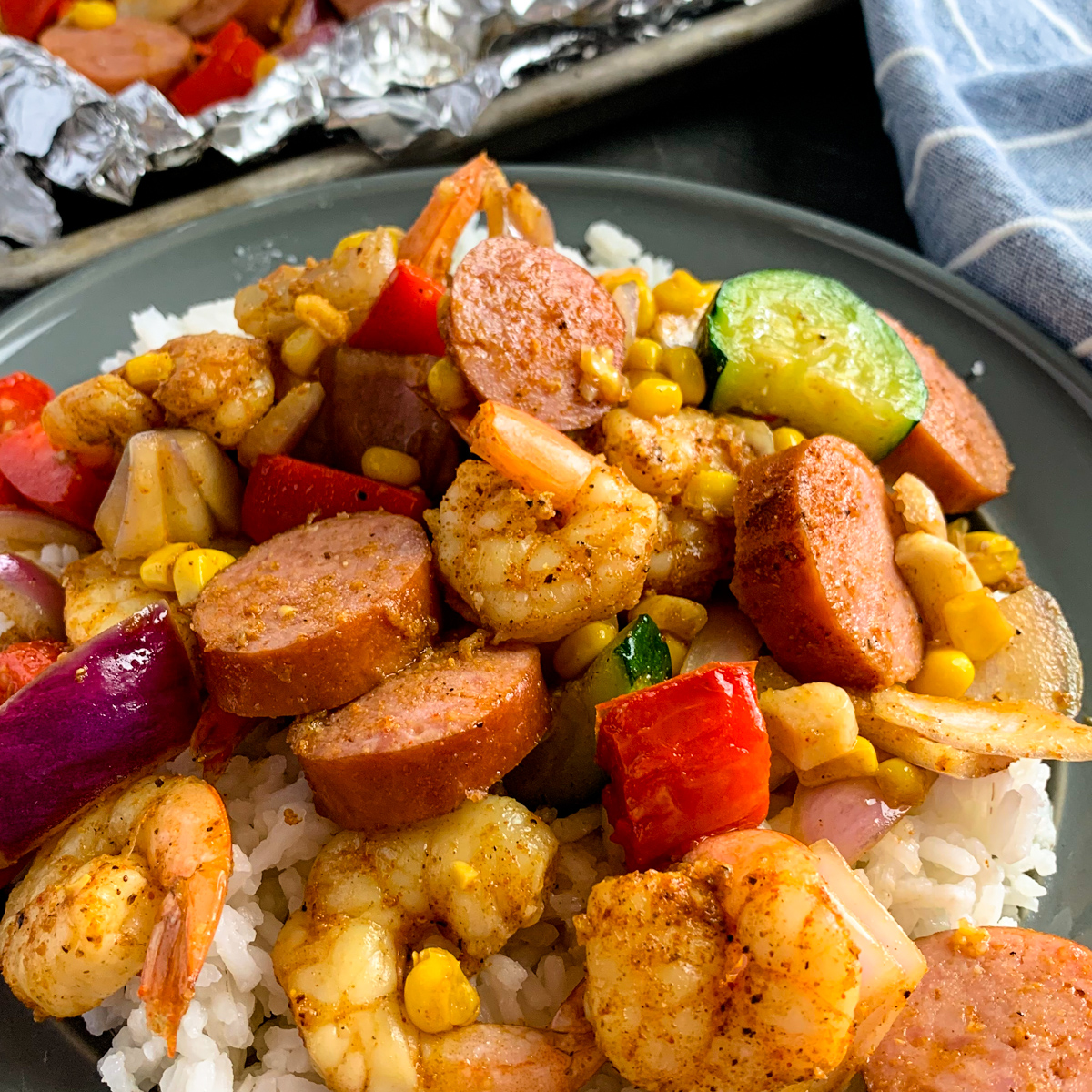 Modmealmakeover's tweet image. Easy Cajun Shrimp Foil Packets packed with shrimp, sausage, fresh veggies, butter, and Cajun spices. It’s a full meal that can be grilled or baked and has almost no mess to clean up. #dinnertime #shrimp #cajun

Recipe: modernmealmakeover.com/cajun-shrimp-f…