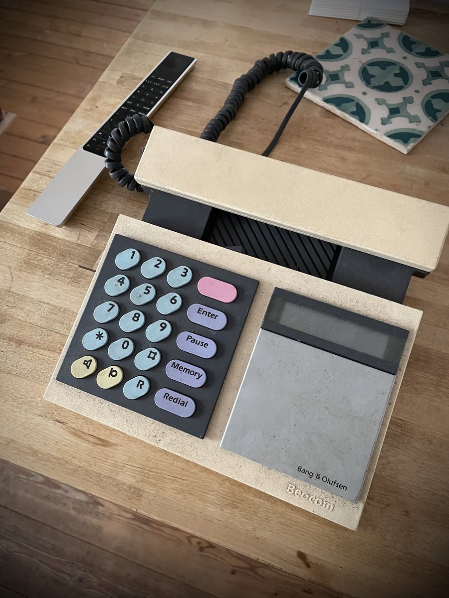 th3italianjob's tweet photo. Gerade ganz verstaubt aus dem Keller gezogen. Die Achtziger waren einfach das coolste Jahrzehnt 💕 Denke ich reaktiviere das mal wieder. #beo #beocom #80s #retro #vintage #phone https://t.co/gN4eXOLyBv