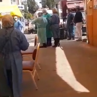 polemica_y's tweet photo. #Arequipa SE VIENE VACUNANDO CONTRA EL COVID A ADULTOS MAYORES

En el Centro de Salud de Zamácola en Cerro Colorado ya se viene inoculando a las personas de 80 años a más, lo propio se desarrolla en Paucarpata a estas horas de la mañana.

Recordemos que atenderán hasta la 1 pm.. https://t.co/Qeuy65p2pr