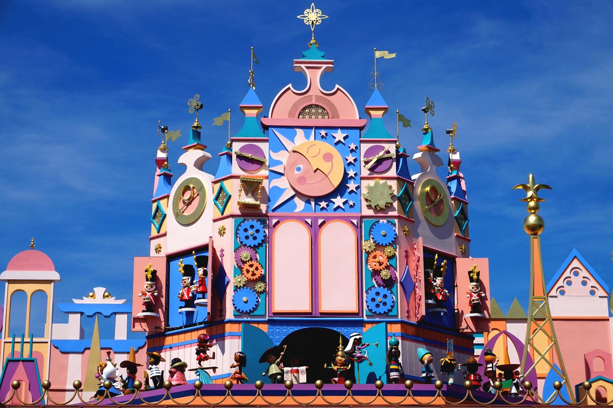 DisneylandParis's tweet photo. Cette nuit, nous passons à l’heure d'été ! N’oubliez pas de remettre vos pendules à l’heure ! 🕑😉 https://t.co/LZDsf7fOvo
