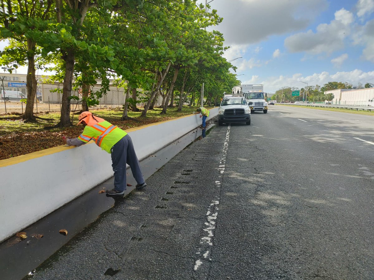 DTOP's tweet photo. [Impacto Baldorioty] Hoy sábado nuestras brigadas de ACT  continúan los trabajos de mantenimiento en la PR-26 (Expreso Baldorioty De Castro).
Conductor ejerza precaución en el área. 
Cuide a nuestros trabajadores.
#DTOPSomosTodos @fortalezapr @prsecdtop https://t.co/fNfuUv7WS1