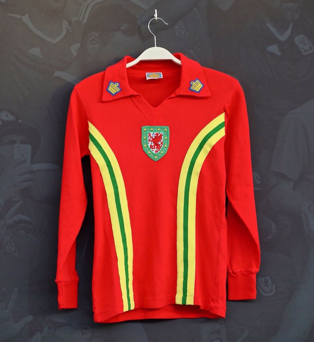 Leighton James's match worn '76-79 Wales home shirt. Love it!

👕 Admiral for Wales⁠
📷 <a href="/WalesMatchWorn/">Wales Match Shirts</a>