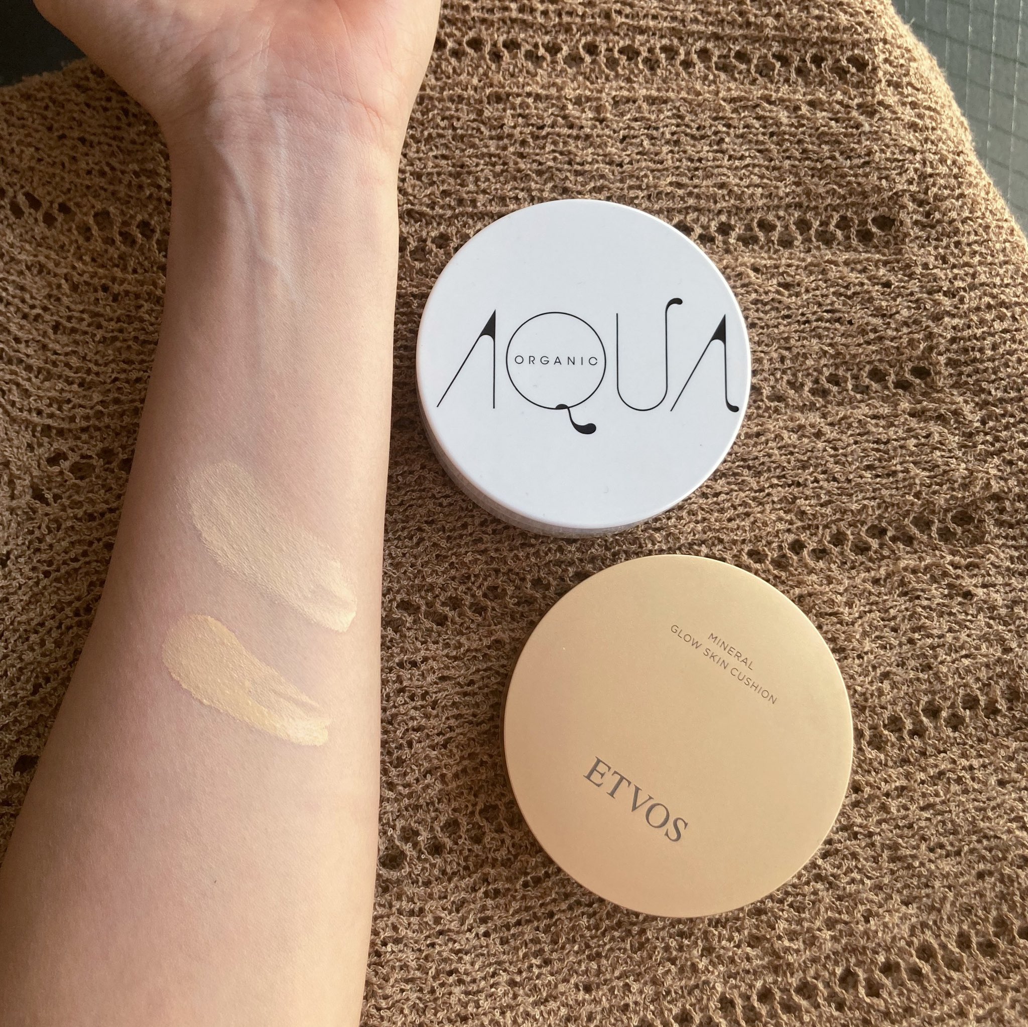 マリコ 石鹸落ちミネラルクッションファンデのカラー比較 当方1stブルベ冬 2ndイエベ秋 エトヴォス ナチュラル アクアアクア ピンクブライト 顔色に合うのはアクアアクア 首の色に合うのはエトヴォス 質感はエトヴォスがツヤ アクアアクアがセミマット