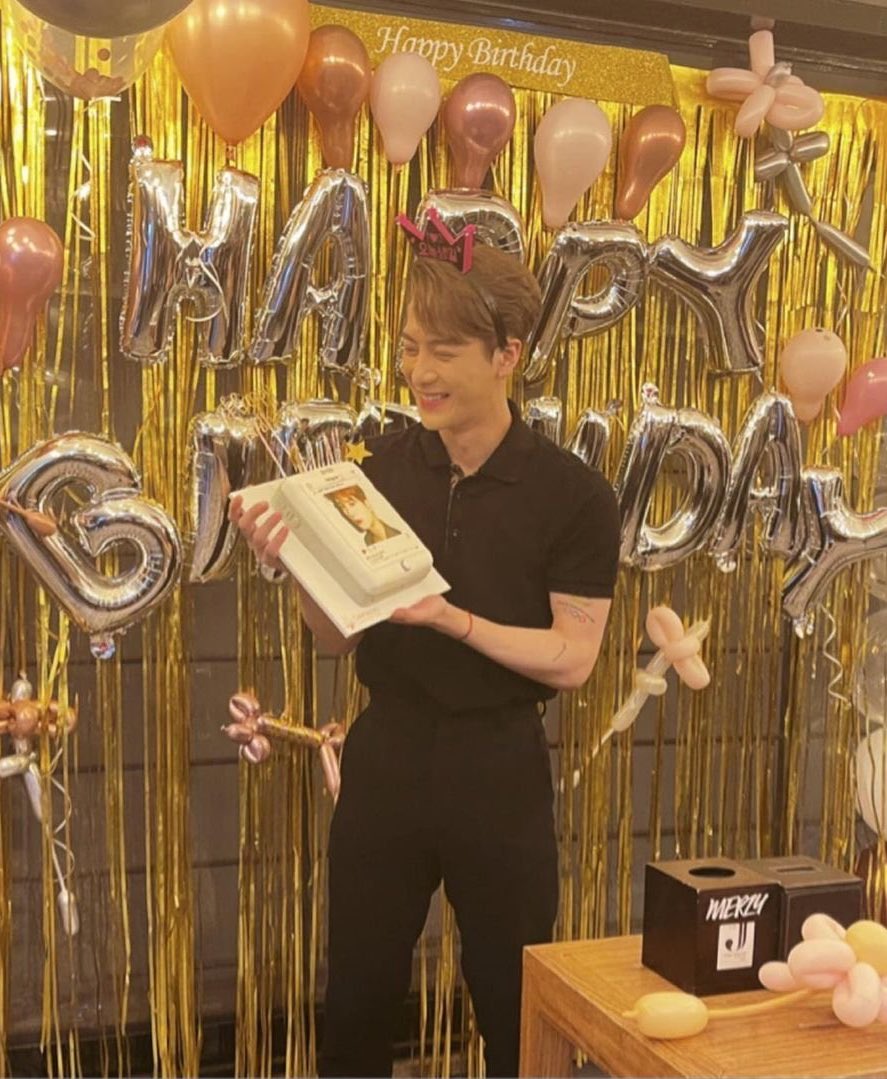 bbeomienism's tweet photo. PLEASEEEE HE LOOKS SO HAPPY!! 😍😭💛 https://t.co/FaqaMVkIq0