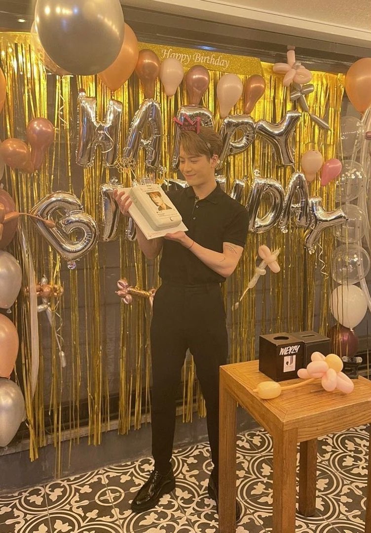 bbeomienism's tweet photo. PLEASEEEE HE LOOKS SO HAPPY!! 😍😭💛 https://t.co/FaqaMVkIq0