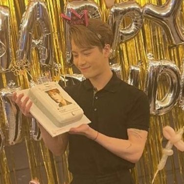 bbeomienism's tweet photo. PLEASEEEE HE LOOKS SO HAPPY!! 😍😭💛 https://t.co/FaqaMVkIq0