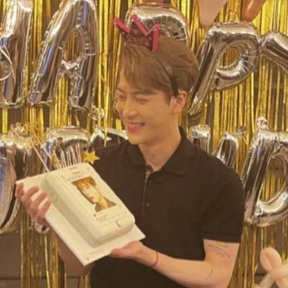bbeomienism's tweet photo. PLEASEEEE HE LOOKS SO HAPPY!! 😍😭💛 https://t.co/FaqaMVkIq0
