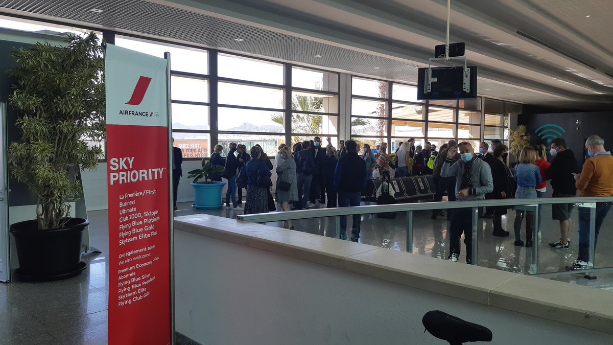 steph83FR's tweet photo. Aujourd'hui dernier vol @AirFranceFR au départ de @Aeroport_Toulon à destination de Paris. Merci à tout le personnel AF de l'aéroport pour sa gentillesse. Beaucoup d'émotion au moment d'embarquer ! Et un peu de tristesse aussi 😭 https://t.co/HVyLGWNp1g