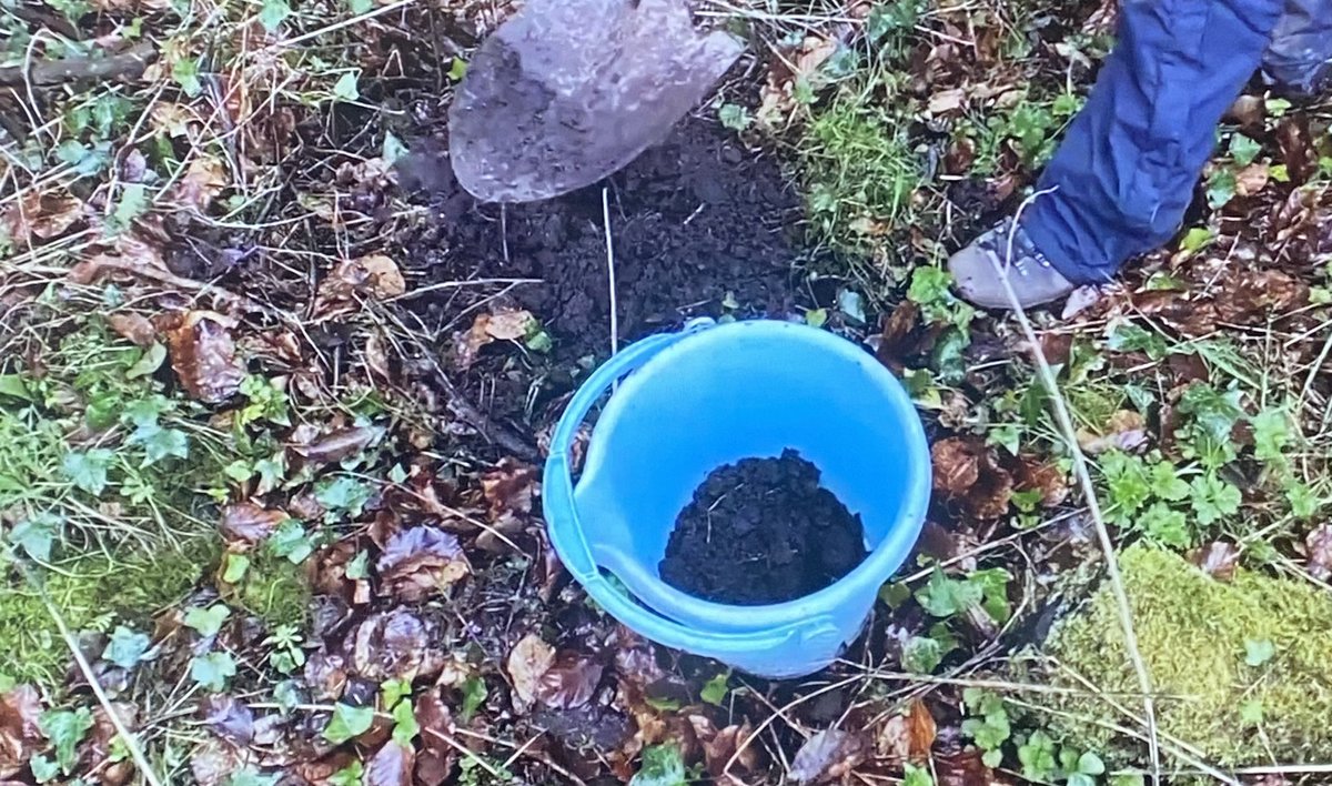 OutdoorPlayMayo's tweet photo. Dr. Davy Walsh from @GMITMayoCampus presents Workshop 3 Alchemy and the Outdoors  transferring the earth to modelling clay, making clay is a process #OutdoorPlayGMIT @OutdoorPlayMayo https://t.co/bgges5RTJh