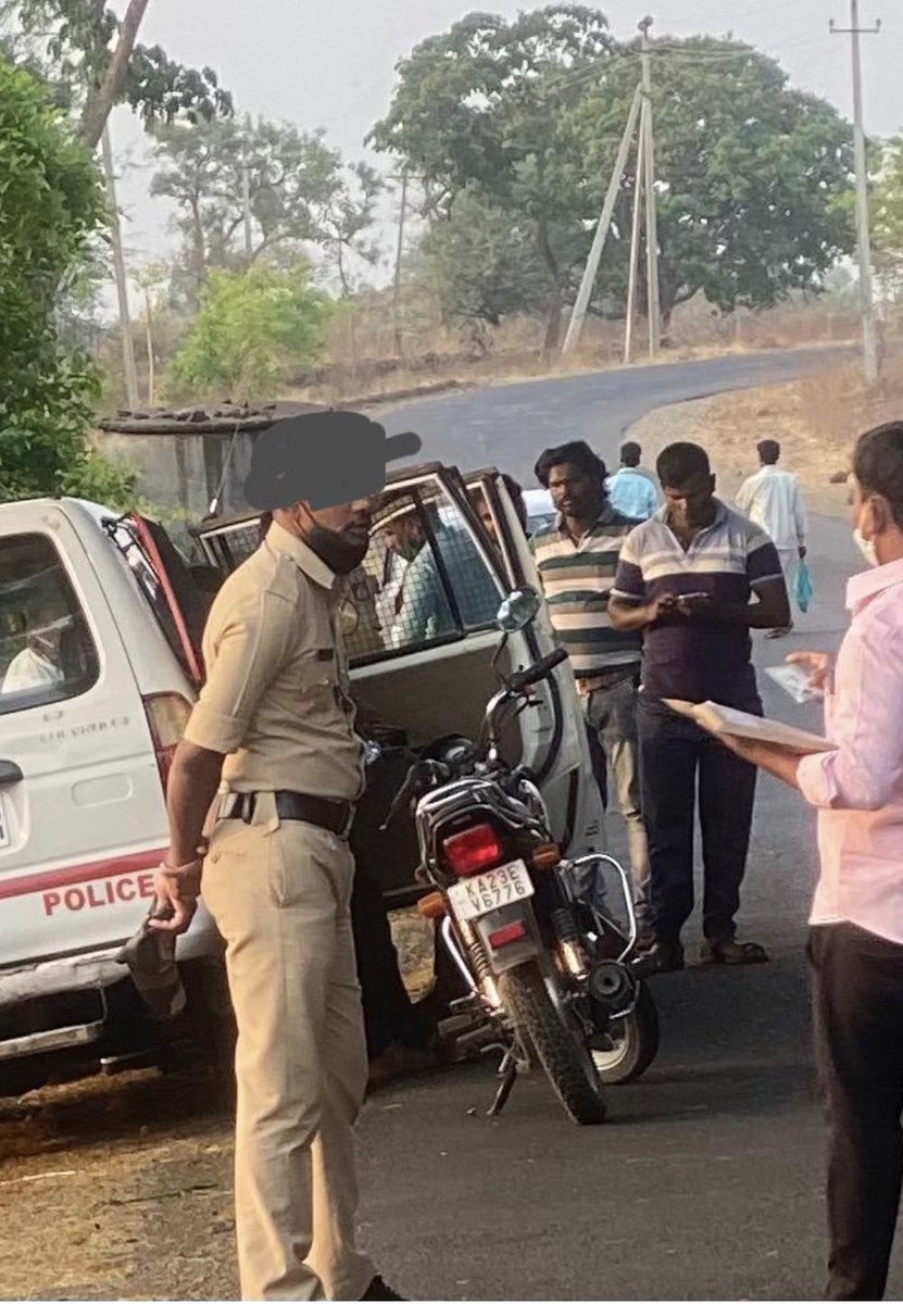 NVN108's tweet photo. @CMofKarnataka @BJP4Karnataka @DgpKarnataka @INCKarnataka @blrcitytraffic It’s quite surprising when police don’t know how to wear mask and follow COVID guidelines,they are putting fine on public. Incident observed Near Chikkodi!! #coronavirus #IndiaFightsCorona #pandemia #COVID https://t.co/pYNa2DfMPS