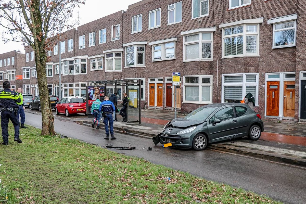 Forse schade bij eenzijdige aanrijding tussen auto en boom - #Groningen -..