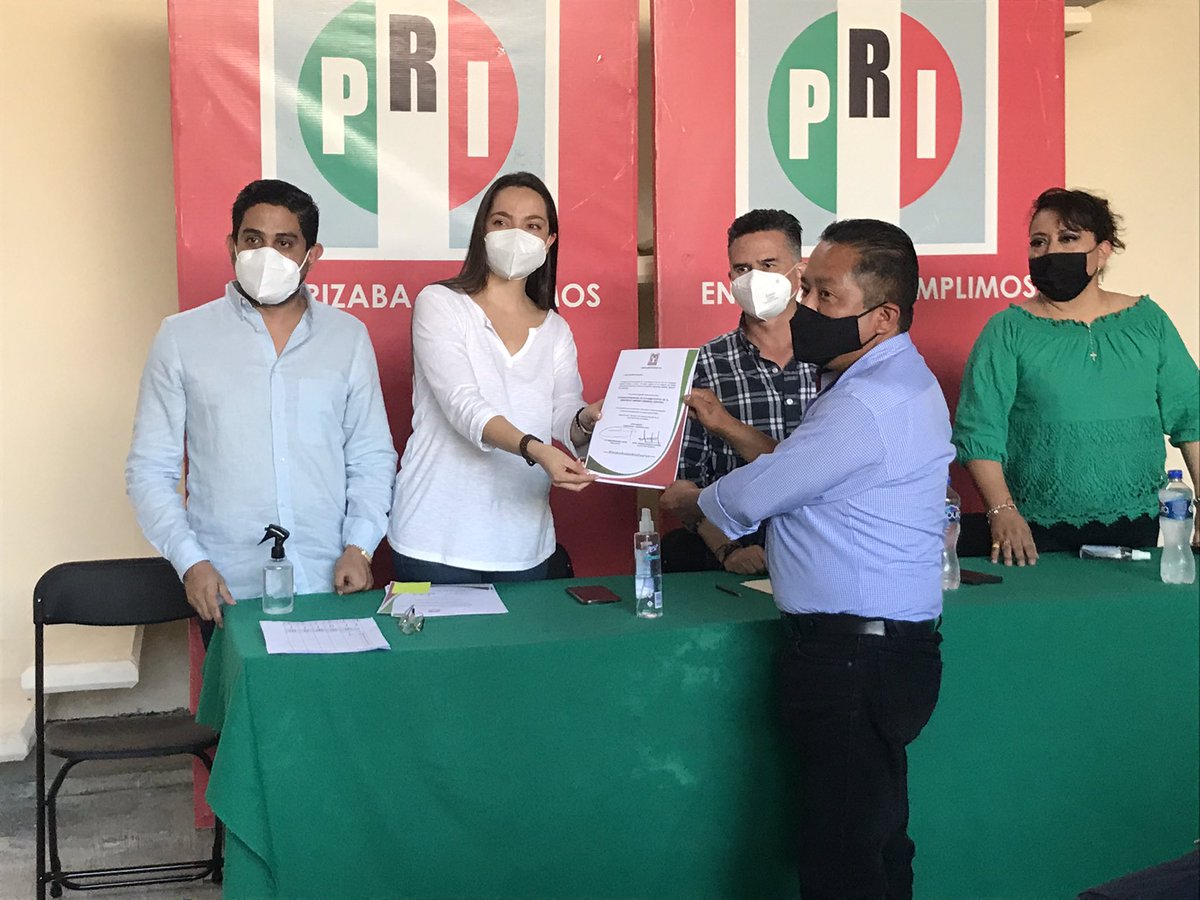 Corintiacruz's tweet photo. Entrega de nombramientos y reunión de trabajo con los coordinadores de activismo en la zona centro 1. Unidos y organizados! @alitomorenoc @Marlon_RamirezM @caroviggiano @PabloAnguloB @ricardoaguilarc @lorenapignon_ @AriannaAngelesA @Jorge_Meade https://t.co/zHHyGuElxe