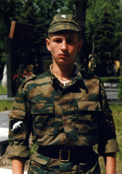 PLuWex's tweet image. 28 марта 2002 года, во время спецоперации в Чечне, сержант спецназа «Витязь» Сергей БУРНАЕВ спасая жизни боевых товарищей закрыл своим телом брошенную боевиками гранату.
Ему было всего 20..